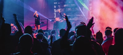 一群球迷在酒吧热烈讨论比赛，氛围欢乐