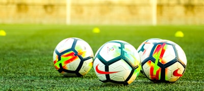 现代化体育场馆内部全景，观众席与赛场