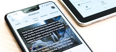 新闻编辑室场景，屏幕上显示最新的体育新闻头条