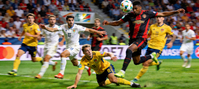 足球比赛现场直播画面，球员激烈拼抢瞬间